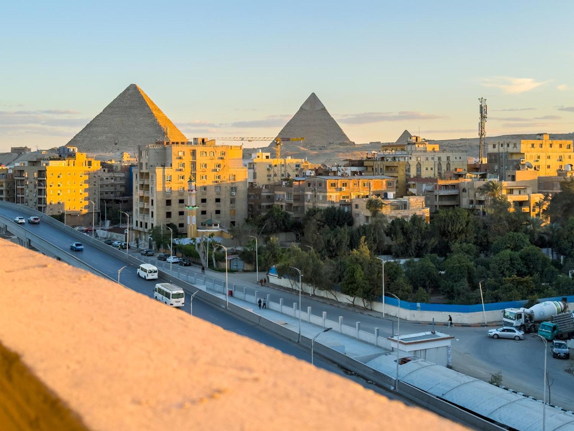 Royal Crown Hotel Giza Pyramids View Kafret el-Gabal Екстериор снимка